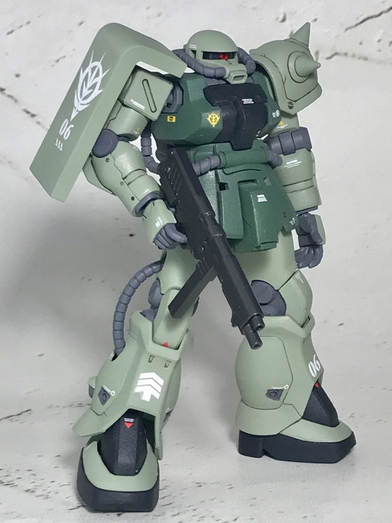 フロントショットを別角度から。
シールドは左右に2.5mm幅増ししてます。バランスがどうなるか不安でしたが、結果的には然程違和感もなく、大きめのデカールを貼り込めたのでOKです。