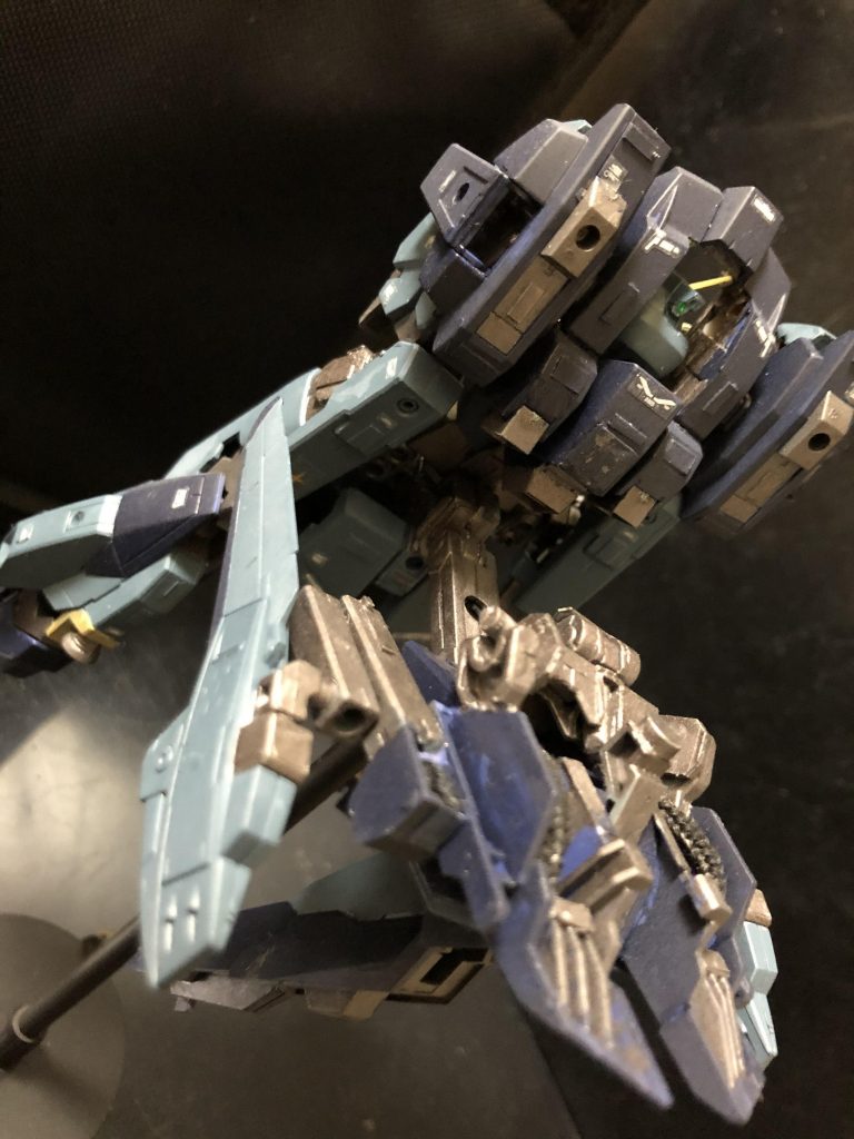 今回のライトニングカスタムでは、腰部に付いてる基部をベースにグルっと下側にバックパックが移動する様にしました。
機首を上げ、そしてジョイントで本体に密接させて、ネオジオ磁石で接合!
オシ!イイぞ!!