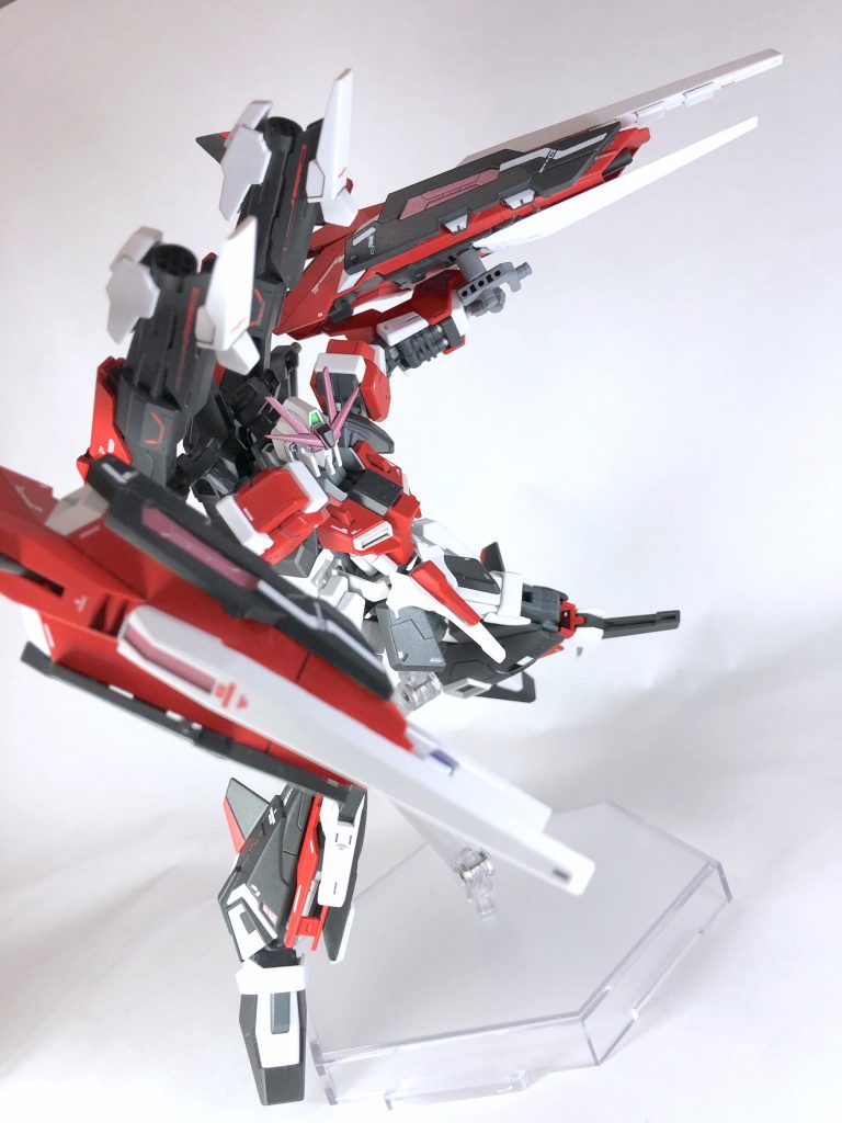 かなり派手な見た目ではありますが、肩周りや関節強化もあり、このように大楯を振り回しての修正パンチもバッチリキメて保持できます