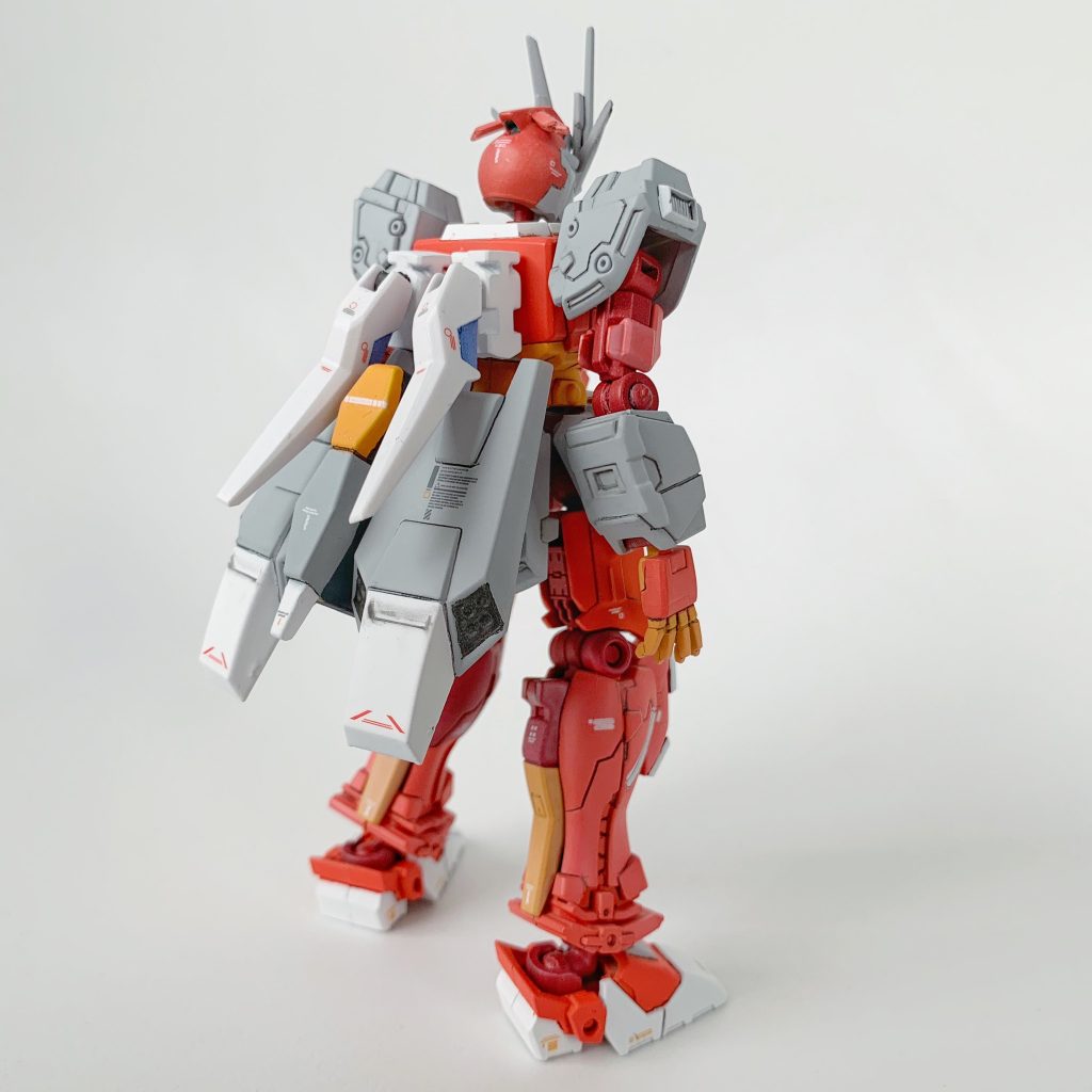 キャピタル・アーミィが「ヘルメスの薔薇の設計図」に基づいてG-フェネクスを建造しているので、フェネクスと同時期に存在していたナラティブも設計図に載っているはず。ただし、劇場版NTのA,B,C装備は急ごしらえで用意したもののはずなので、設計図にはナラティブ本体のみ載っていたと想定し、武装やバックパック周りはオリジナルで製作しています。