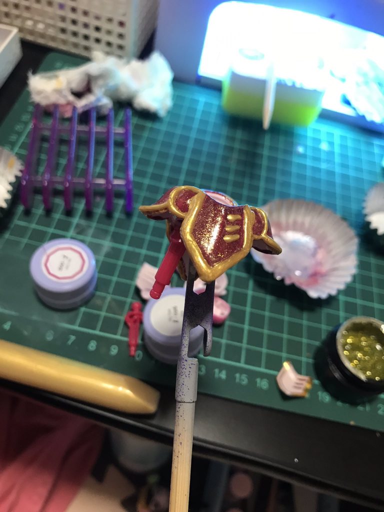 ↑甲冑の部分は金縁に立体感が欲しかったので、ダイソーのぷっくりペンというのを使ってます。