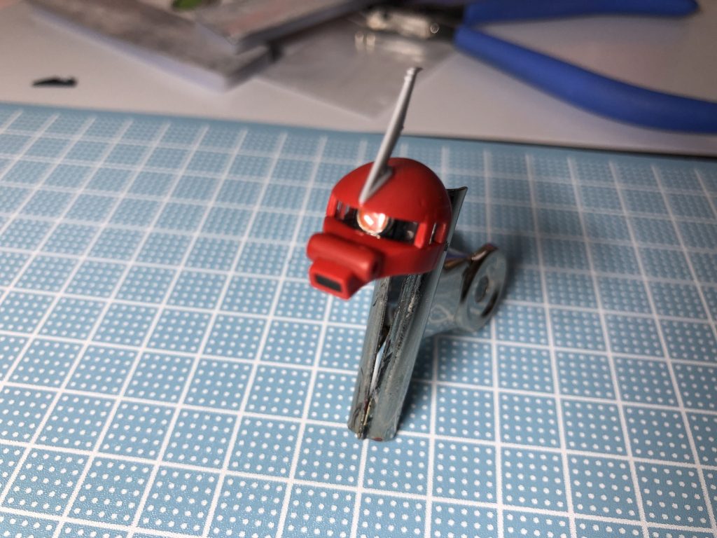 モノアイをHアイズで回収。裏にミラーフィニッシュを貼ってます。
ツノを変えようとしたけど結局は付属のツノを使いました。