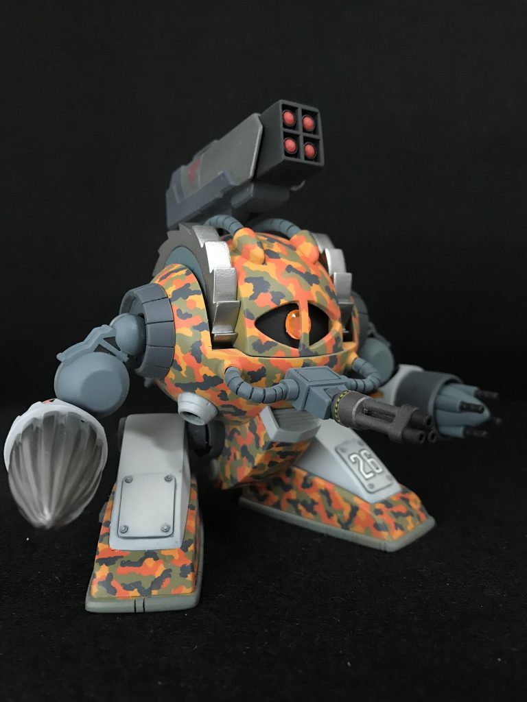 オレンジに塗るのもつまらないと思い、4色迷彩にしてみました。薄いオレンジを吹き、濃いオレンジと緑とグレーはエナメル筆塗りです。