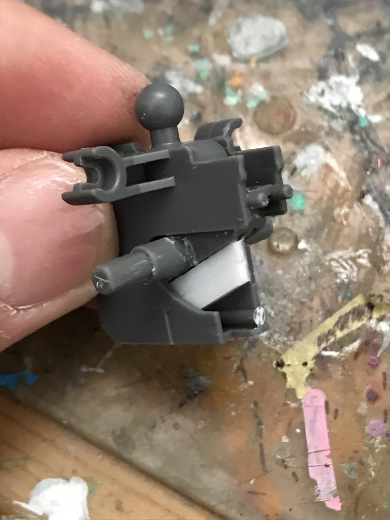 そしてこの途中で事故!股関節のピン折れました😭仕方なく瞬着とプラ棒で加工してガチガチにしました!これ以降は特に工程3とほぼ変わらない作業でしたので割愛させて頂きます。