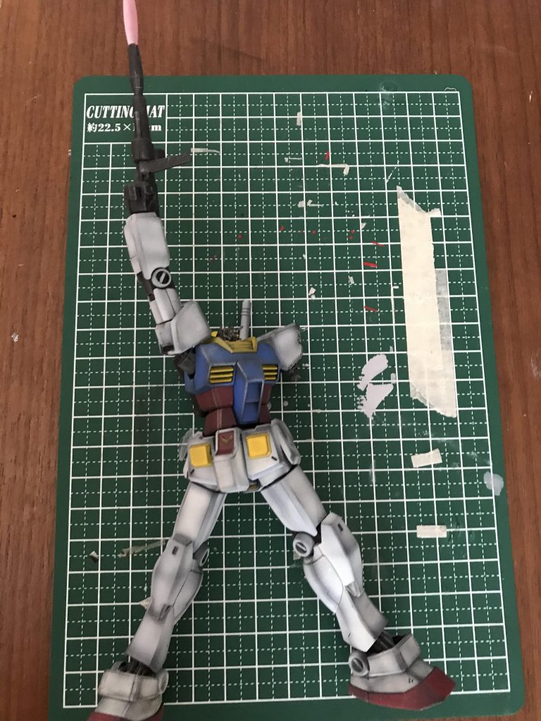 まずはガンダム塗装はシャドーを大げさ気味にグラデーション塗装デカールはアニメ感無くなるので一切貼らず