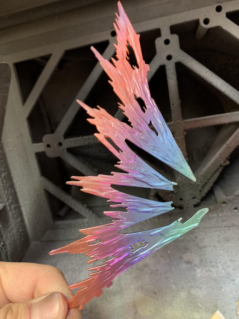 翼単体で。根元から順にメタリックグリーン→ブルー、バイオレット、レッドでグラデーションをかけています。写真だとわかりにくいですが先端は少し塗らずに成型色を活かしています。
では適当に何枚か。