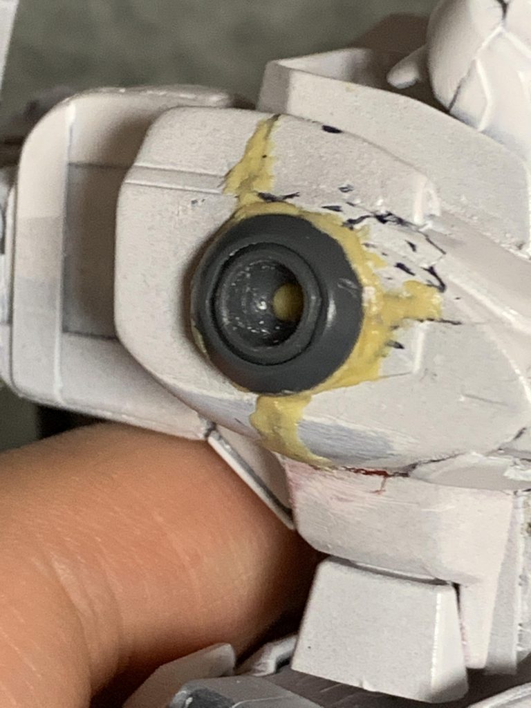 ここでトラブル。サフまで吹いたところで、中に仕込んだポリキャップボックスが半壊。上から被せるように受けを作り直しましたw