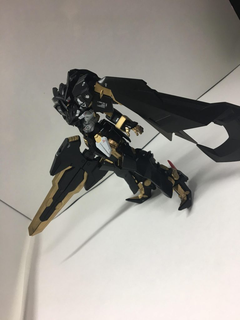 機体コンセプトは超近接型。
ミラージュコロイドで敵に近づき一気に決着をつける機体です。
メイン武器はシュバルツリッターの剣を流用した大剣『バルムンク』(北欧神話で言うシグルズが使ったグラムと同一視されている剣』