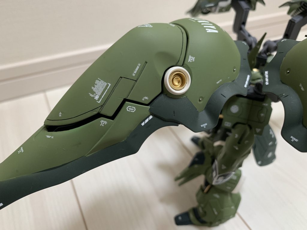 バインダーを開閉式にしようとして諦めた名残り。隙間をあえて開けて頑張ってくり抜いたアピールを健気にしてますよ