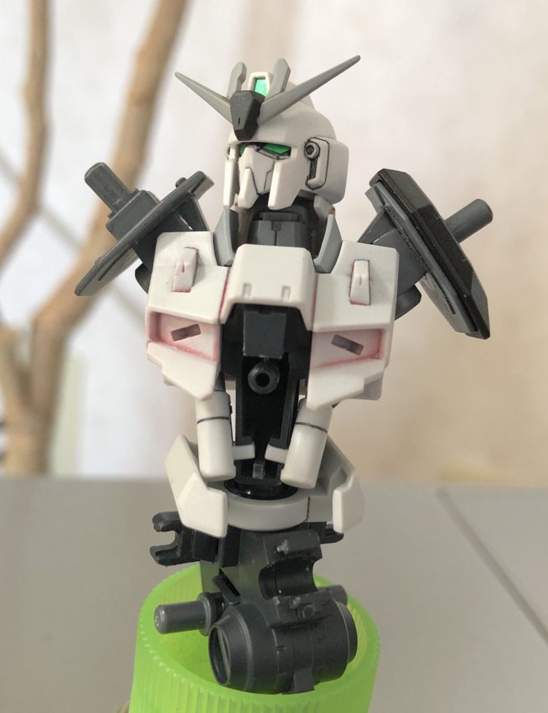 改造により首・腰の捻りとロール、四十肩の解消を行なったので近年のHGガンプラのようにしなやかな動作ができます