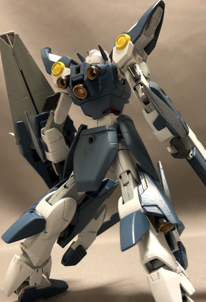 フロント&バックショット。
主に脚部に改造を加えて、推進力を強化したイメージ