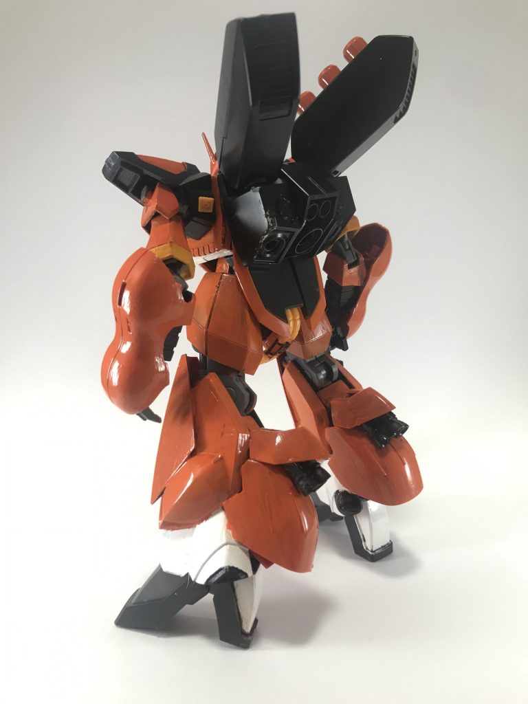 前後の姿、制作にあたっては基本的にHGバーザムとHGサザビーの両キット、後は武器持ち手の延長用にビルドナックルズを用いた程度で、お財布にも優しいガンプラです。