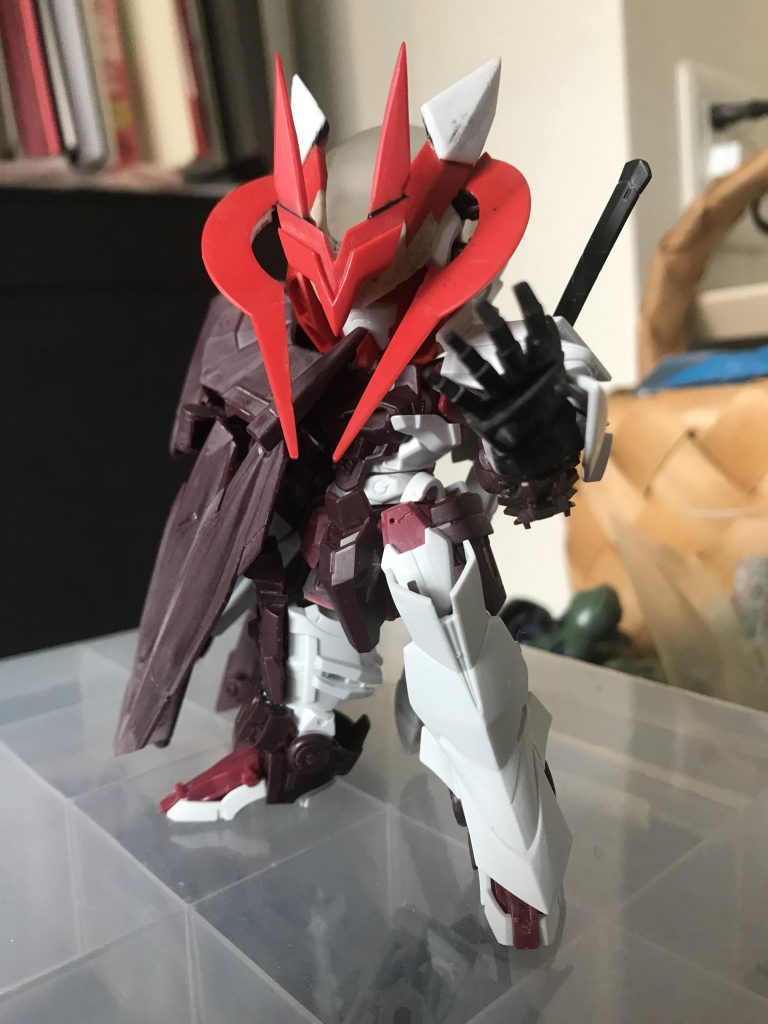 塗装前
アンテナ類はSD戦国アストレイのアンテナを切り貼りし、頬はMG戦国アストレイの膝パーツを使ってます。
この写真では付いてないですが、チンガードはHGバルバトスルプスレクスのアンテナパーツを適当に。