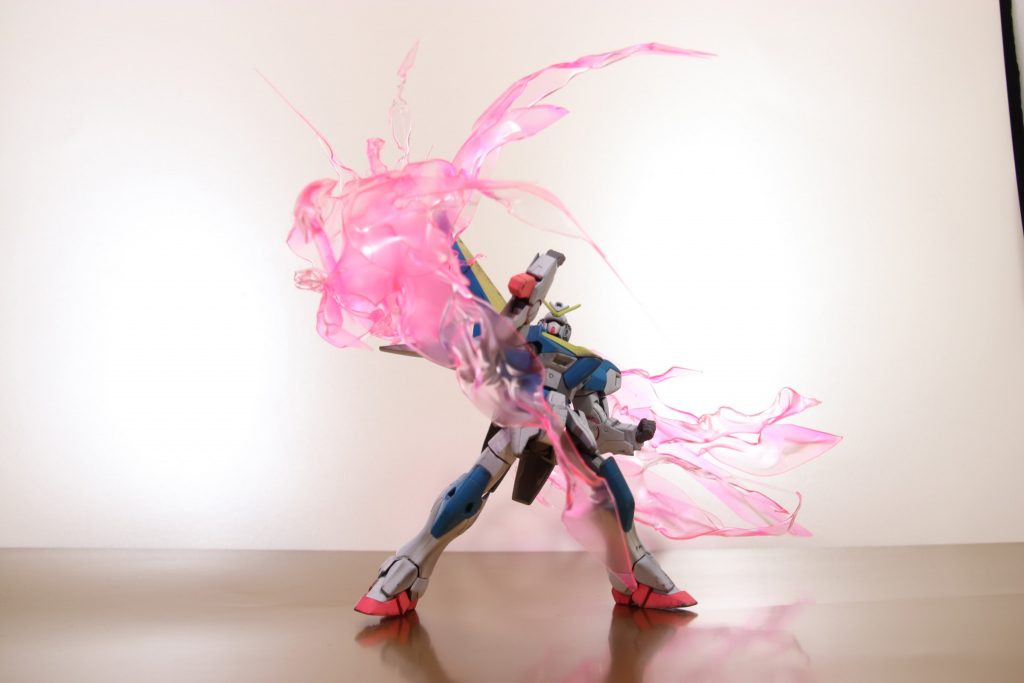 光の翼はヴィクトリーポーズを取るように流れるラインで作りました