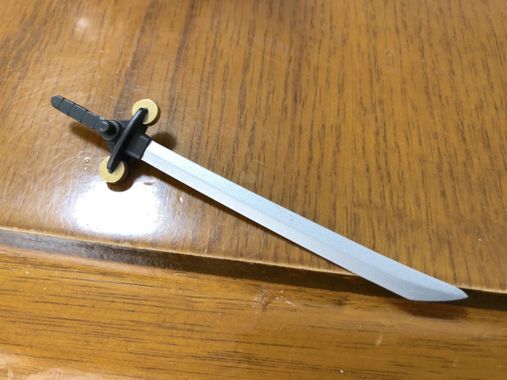 刀も先端をある程度尖らせてからマスキング。塗装剥げ対策として塗膜の分、柄を細く削ってます