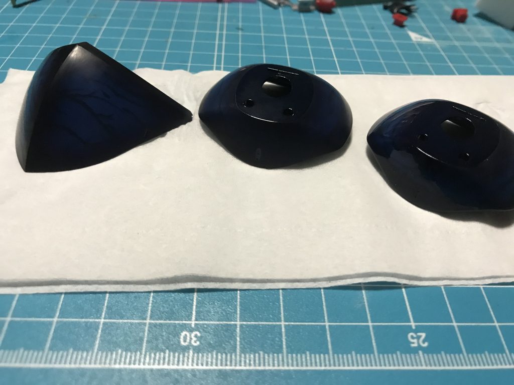 2000番のペーパーで水研ぎしクリアーコートの表面を平らにしました。
一旦ツヤは消えますが鏡面への第一歩。