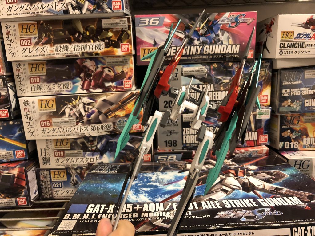 バックパックの∑ストライカー、こいつは無人機体だが戦闘に応じ∑ストライクを支援します。