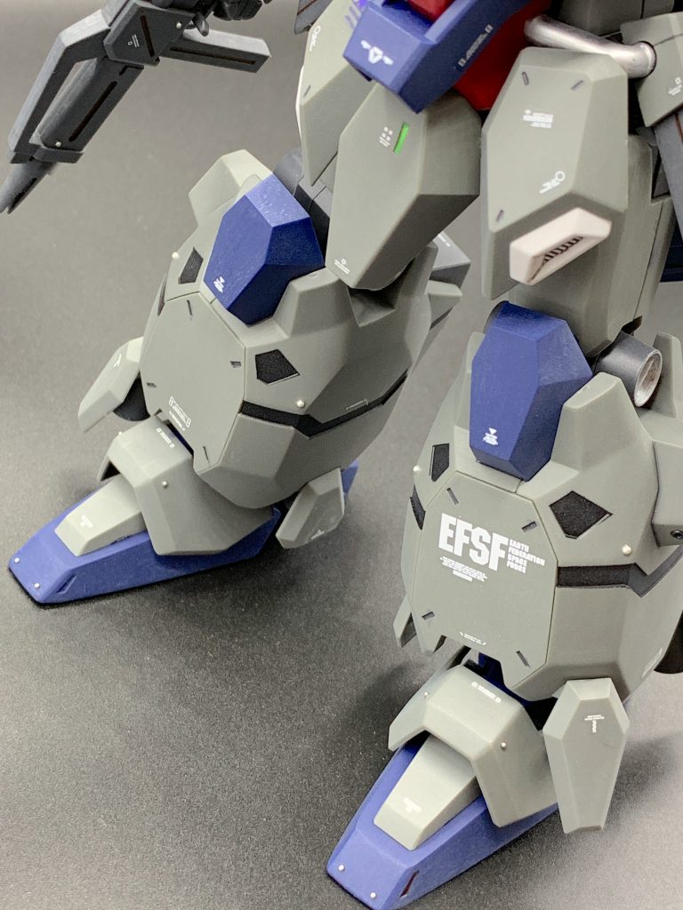 脚部はエアブラシで部分塗装し、各所にデカールとメタルパーツ。