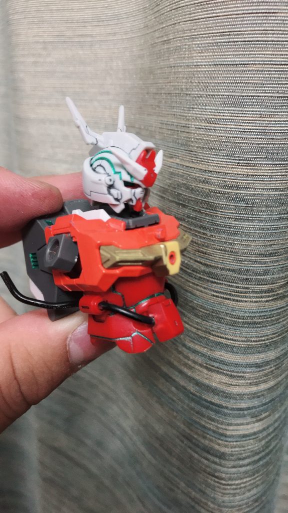 そしてアイデアが思い浮かばず平成終了直前に本格的に改造に着手…導線を塗装して穴に通しました。思った以上にぴったりでした👍