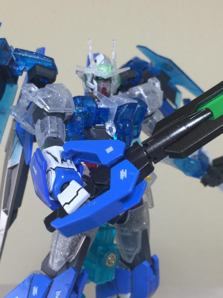 最後に 今回は 拡大しないと
わかりづらいですが ダブルオーガンダムの
頭部を使用しました。
また 足のパーツは ダイバーエース
ユニットの足のパーツに 付け替えました。