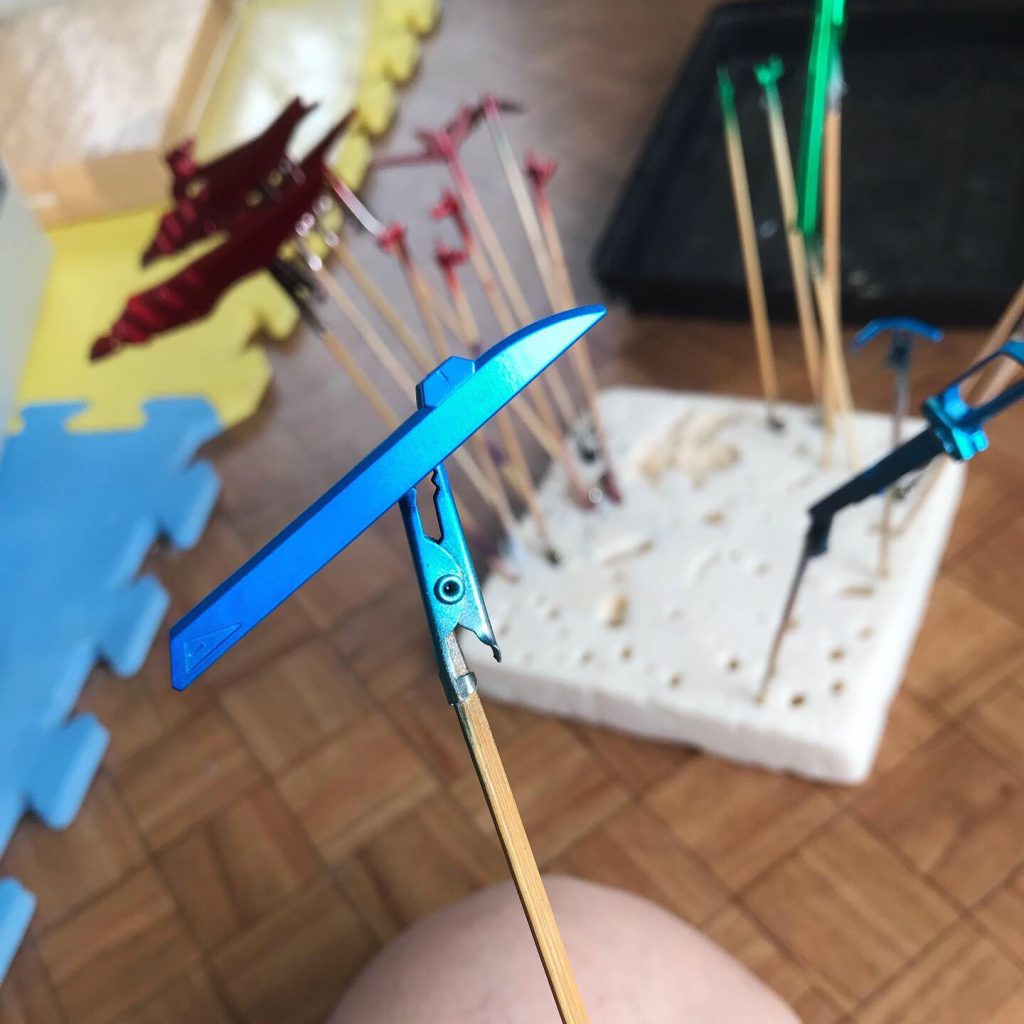 羽根と武器はシルバー下地にそれぞれクリヤーブルー、レッド、グリーンを吹きました。