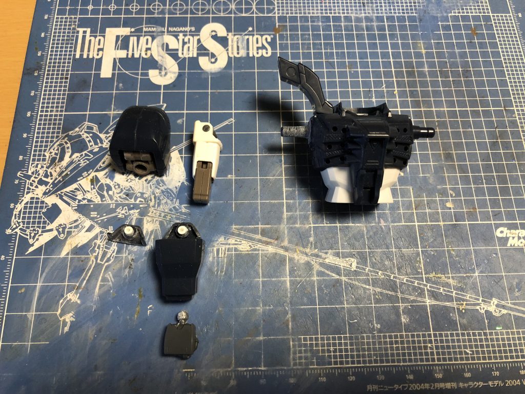 腕を「MG ウイングガンダム Ver.ka」から移植しました。手首はビルドナックルです。