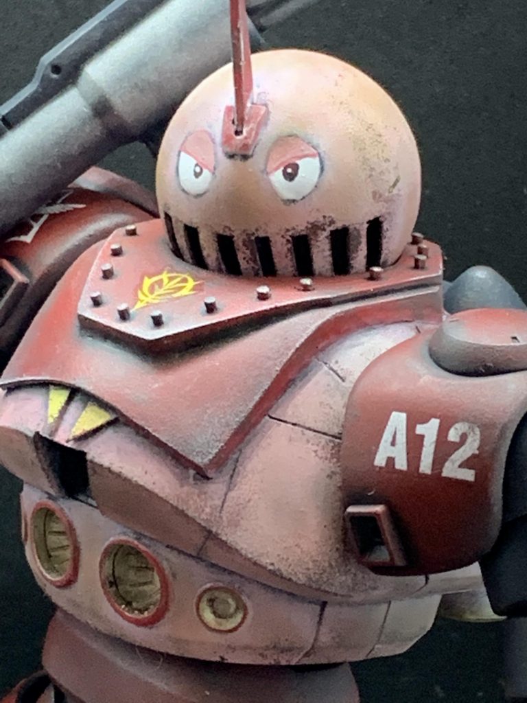 バストアップです
ゴッグのボディの上からプラ板、プラ棒、エポパテで飾り付けてボロットっぽくしております。
少し筋彫りも追加しています。