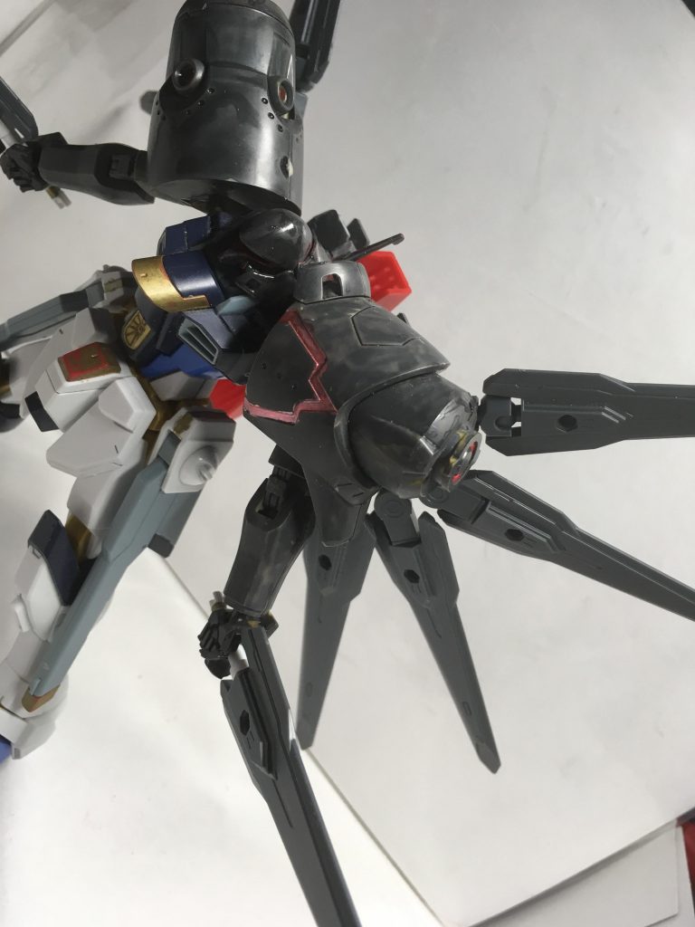 バックに搭載された予備ブレード兼ソードビットは、左に４本、右に2本です。