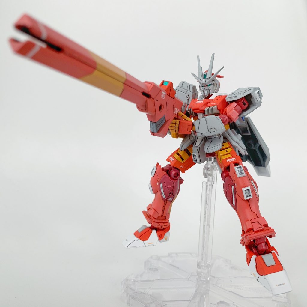 機体本体は、頭部を改修した以外はカラーリングをG-アルケイン仕様に変更したのみ。G-アルケインのカラーリングをベースにしつつ、複数色で塗り分けて情報量を増やしています。G-アルケインのアイコンでもある⾼出⼒対艦ビーム・ライフルは、コトブキヤのM.S.G モデリングサポートグッズ ウェポンユニット01 バーストレールガンを使用して代替。カラーリングはフルドレス仕様のオレンジ(赤)ベースを採用しました。