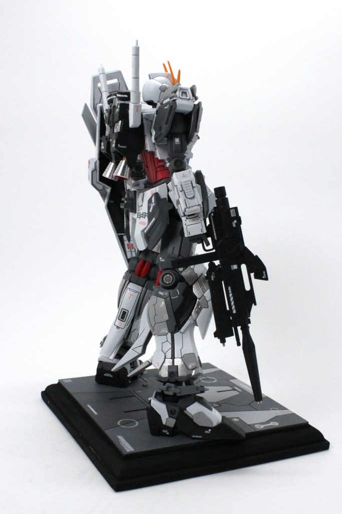 バックパック、後ろスカートの内部共に金属パーツに置き換えしています