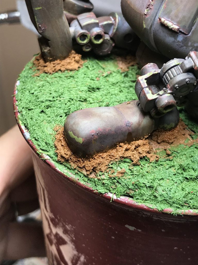 ジオラマはブリキの鉢の中に発泡スチロールでかさ上げして上にちょろっと紙粘土盛って土台にしてます。
上にはタミヤの情景テクスチャーペイント草(グリーン)で芝生を作って重みで沈んだであろう土の盛り上がりは同じテクスチャーペイントの土(ブラウン)を盛ってます。
あと土は本体からの錆汁が出てそうなのでクリアオレンジを本体の周りを中心に何度か乗せました。