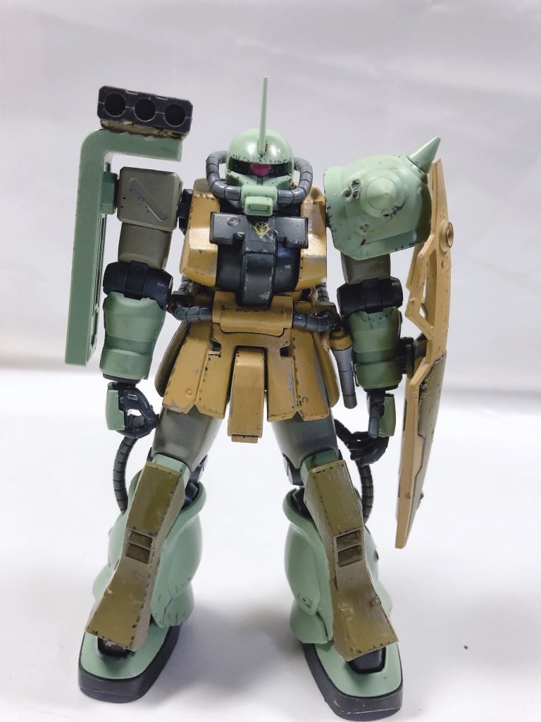 前
肩のシールドには三連ミサイルポッドをパテで接着足にジムスナの足の装甲をザクF2につけて足の防御力を上げています