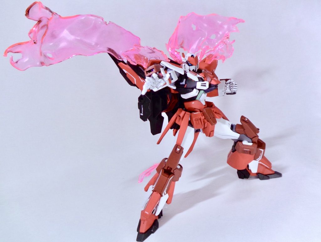 《Iフィールドの嵐》を纏い、ファンネルとのコンビネーションで、あらゆるビーム・実体弾を真っ向から叩き潰しながら味方を守り、相手をも焼き尽くすという…こう見えてアグレッシブな《タンク役》
ヒロイックな見た目から繰り出されるゲテモノ感が好みですね。