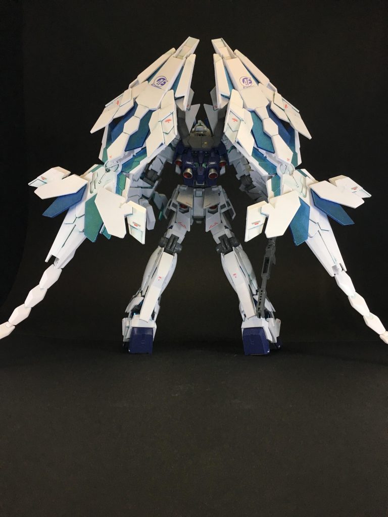 外装はアルティメットホワイトに数滴青を混ぜてやや青みがかった白で塗装しました。
サイコフレームはガイアノーツのプリズムメタリックターコイズグリーンライトブルーで塗装しています。
今回初めて別売りの水転写デカールにも挑戦しました。
それにしても、スタビライザーまで含めるとボリュームが凄い！