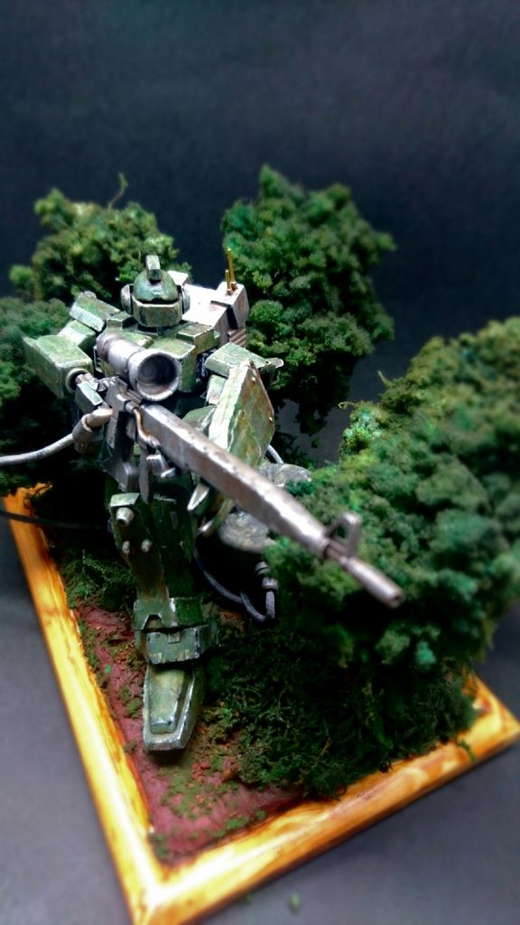 森からのスナイプ。この膝立ちをさせようと作り始めました。ジオラマは100均アイテムで作りました。