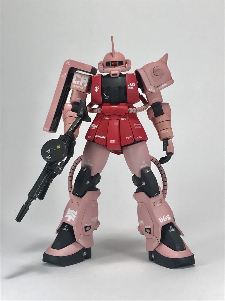 フロントショット
シャアザクというキャラクター性が存在しているので、デカールマシマシ仕様になってます。