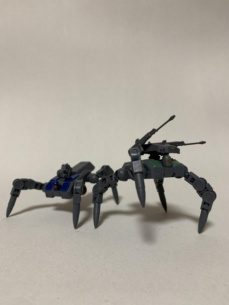 その遺跡は禁忌の地にほど近い、同盟の国境内にあった。その遺跡の内部調査の下調べを行うのが俺たちへの依頼だった。
まだ手付かずの遺跡が残っていたのは、軽く驚きを覚えた。同時に嫌な予感もあった。だが、高額の報酬に釣られて、結局は引き受けた。

遺跡に入ってすぐにはナニも無かった。めぼしいモノも、魔獣の姿も。
もう少し奥に入って行くと、歓迎を受けた。「ネコグモ」が4体、こちらに近づいてくるのが丸わかりだ。俺たちはすぐに行動を起こし、1分で片付けた。
さて、と思ったその時に、最後尾のデブの悲鳴と、奴の魔操兵にネコグモが取り付いているのが見えた。
(下手打ちやがって、間に合うか。)
動こうとしたその刹那、魔操兵を巻き込んで、ネコグモは爆散した。腕が俺の頭を飛び越えて、通路の奥へ消えていった。