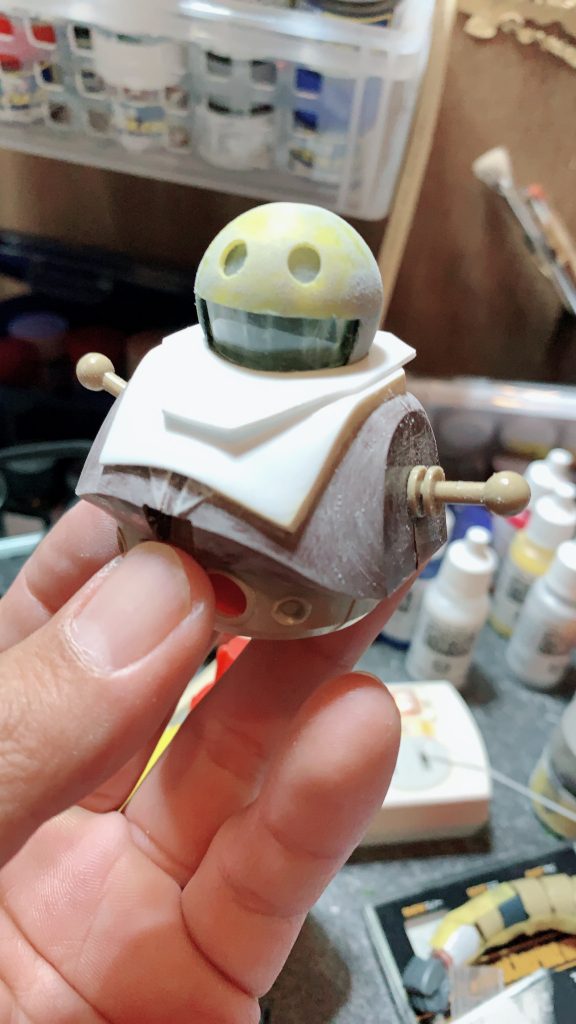 ボールを半分に割ってから口の部分と目を切り落として薄いプラ板を当てています。