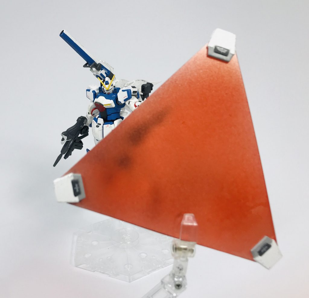 ## *[ミノフスキーシールド]*
背部ウェポンプラットホームに装備される大型のシールド。

ただし、シールドそのものとして使用するものというよりは、バリアビットのキャリアーとしての側面が強い。

射出されたバリアビットはビーム幕を形成し、防御を行う。