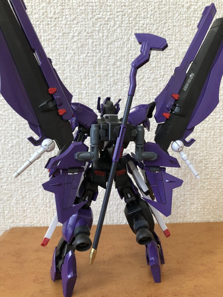 背面
両肩と背中のバインダーに、型式番号とウォーレン家の家紋を貼ってます。