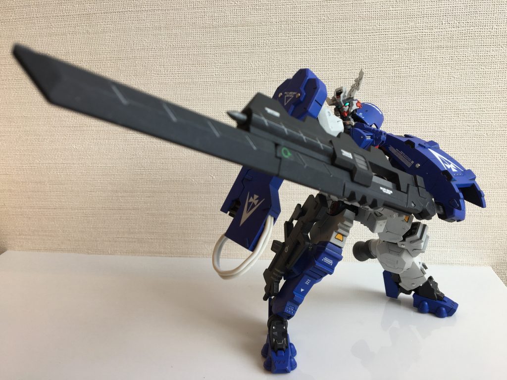 リナシメントといえばこの合体ギミックを加えられたデモリッションナイフ。両手持ちもバッチリ決まります。
大張一刀流を少々…