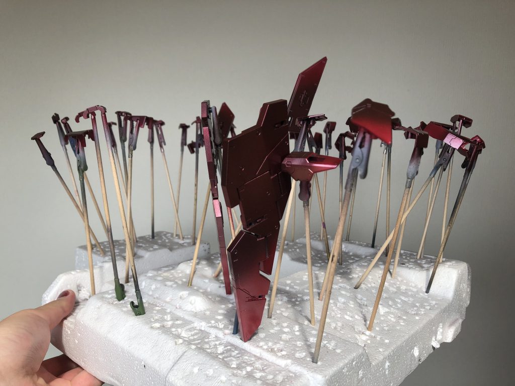 その上からメタリックディープレッドみたいなのを
その上からクリアで3倍くらいに薄めた塗料で好みの赤までクリアレッド吹きました