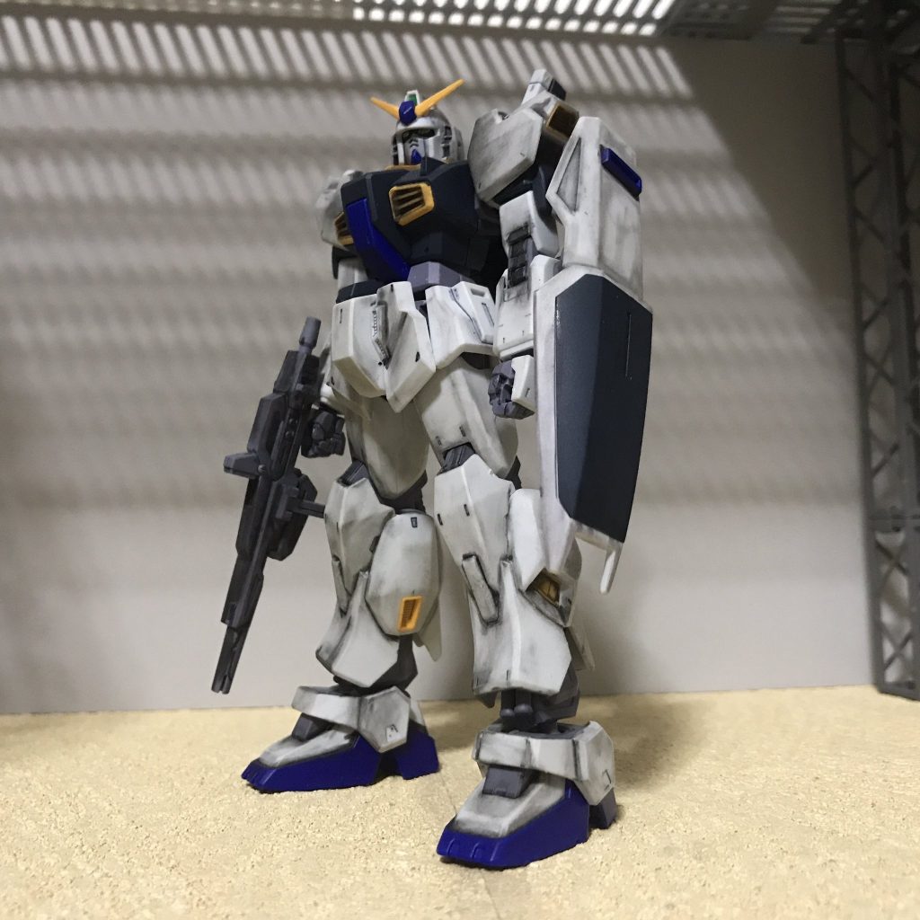 つま先やコクピットの赤い部分を青にしたのはガンダムUCでラーカイラムの隅っこにいたリガズィのイメージです。