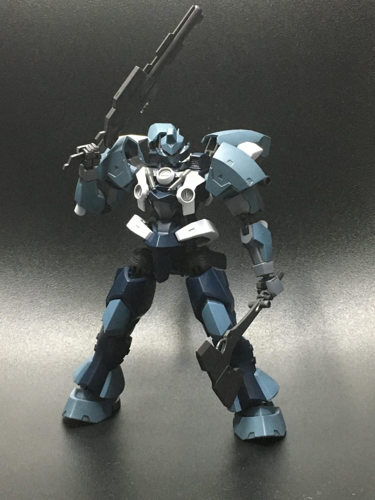 今回はエアブラシでそれっぽい色を調色しながら塗装していましたが、途中で色が切れてしまい、下半身の水色はつや消ししか吹いてません
ところが自分で調色してた水色がほとんど元のキットと変わりない色だったので
さほど目立たないです