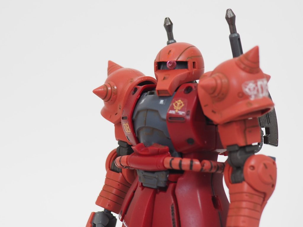 モノアイは携帯のデーコレションするラインストーンを貼り付けました。
塗装は本体は部分塗装、ヒートホークはガンダムマーカーのフレームメタリックとイエローです。