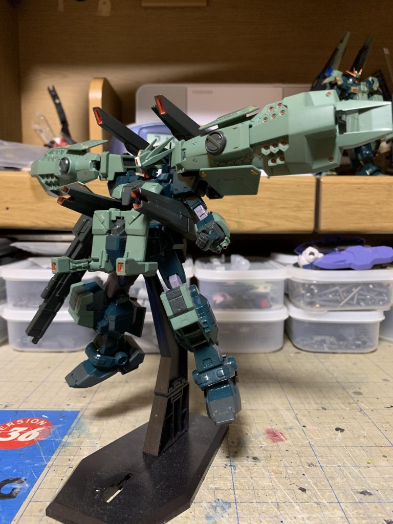 バックパック、リアアーマーにスタビライザ兼ビームキャノンを設置。判り難いですが背面シールドブースターにもビーム砲口を追加。
5門のビーム砲+αでフルバースト!