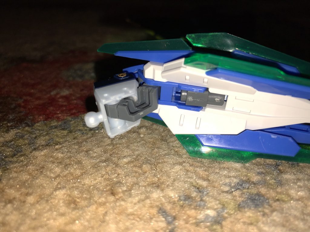 一時は左肩にGNシールドをつけていたのですが、やはり左腕もつけたいなぁと思いこのプロポーションのまま左腕を付けようとしたけどそれを可能にできるパーツがなかったので妥協案としてこうなりました。もし、いいアイデアがあれば教えてください(切実)