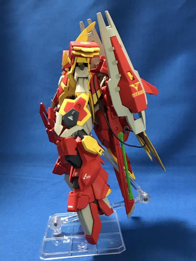 横から。腕のパンツァーアイゼンは刃の部分をビルダーズパーツに変えてあります。脚の側面にはアーマーシュナイダーを装備。地味ですが脚の甲を覆うように追加装甲が付けてあります。