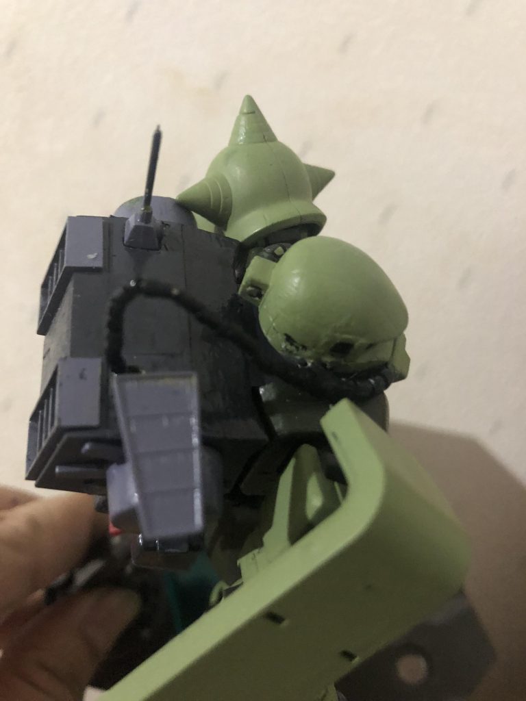 バックパック接続が必要だったので針金にビーズで延長して可動できるようにしました。