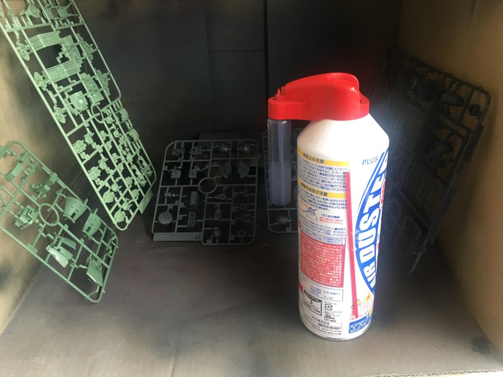 ランナーごとまずは水性つや消しクリアーを吹いて